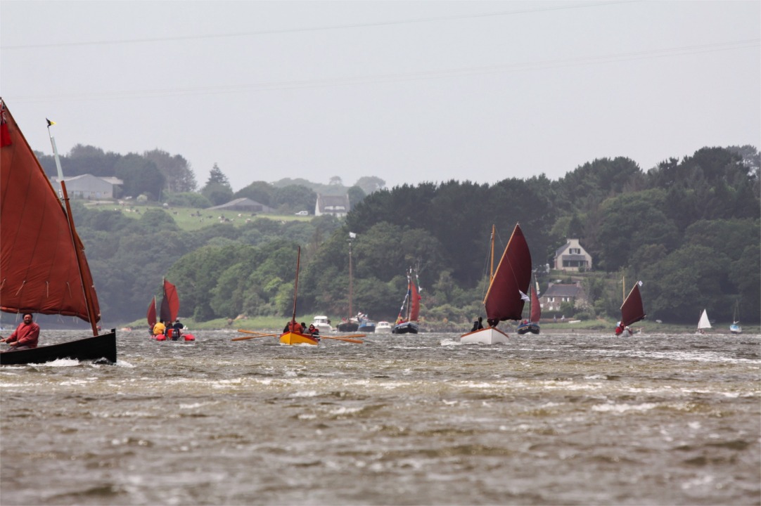 C'est parti, on ne sait d'ailleurs jamais trop comment, car aucun signal formel n'est jamais donné à la Route du Sable, mais soudain tout le monde s'élance ! Comme prévu, nous avons une belle brise pour ce début de parcours. On aperçoit respectivement "Avel Dro" à gauche et "Gandalf" et "La Marie Pupuce" au loin sur la droite 